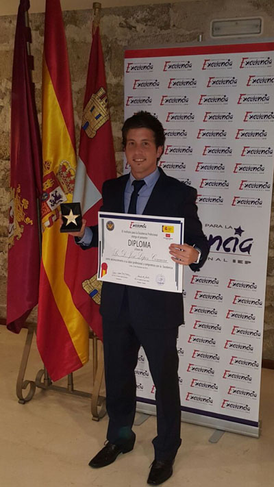Estrella de Oro. José López Corcuera con el Galardón obtenido a la excelencia profesional